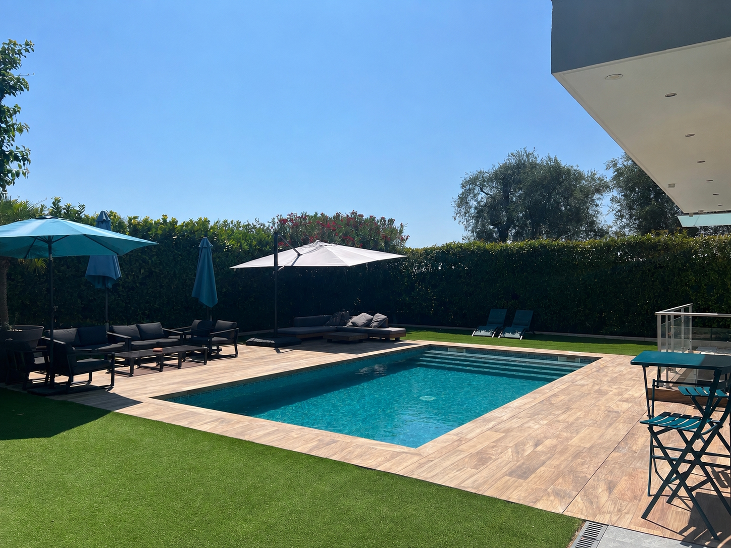 Bassin de piscine et terrasse en teck - location piscine Nice